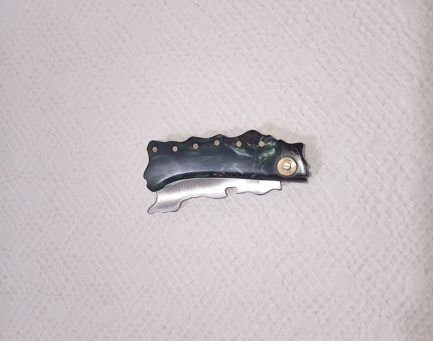 Coltello lametta con anima decorata,lama 7 CM,con forma di sardegna , impugnatura forma della Sardegna in kirinite