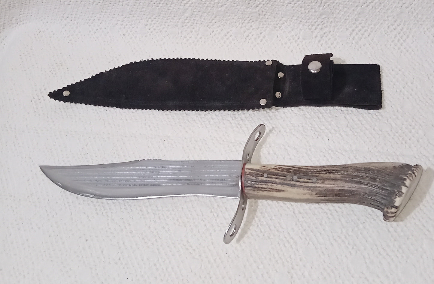 Coltello pugnale con anima, lama decorata 21 CM, impugnatura corno di cervo striato