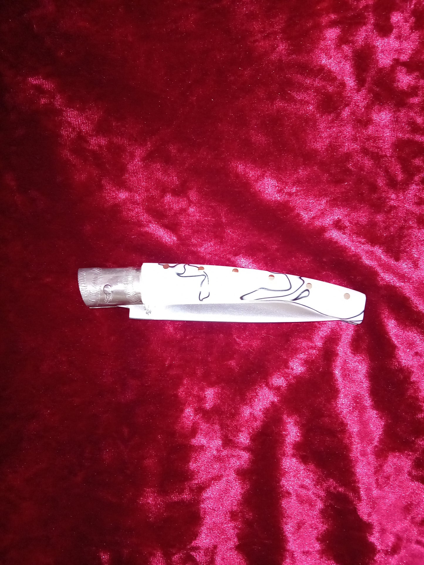 Coltello pattadese con anima ,lama 11 CM ,impugnatura in kirinite bianca e nera