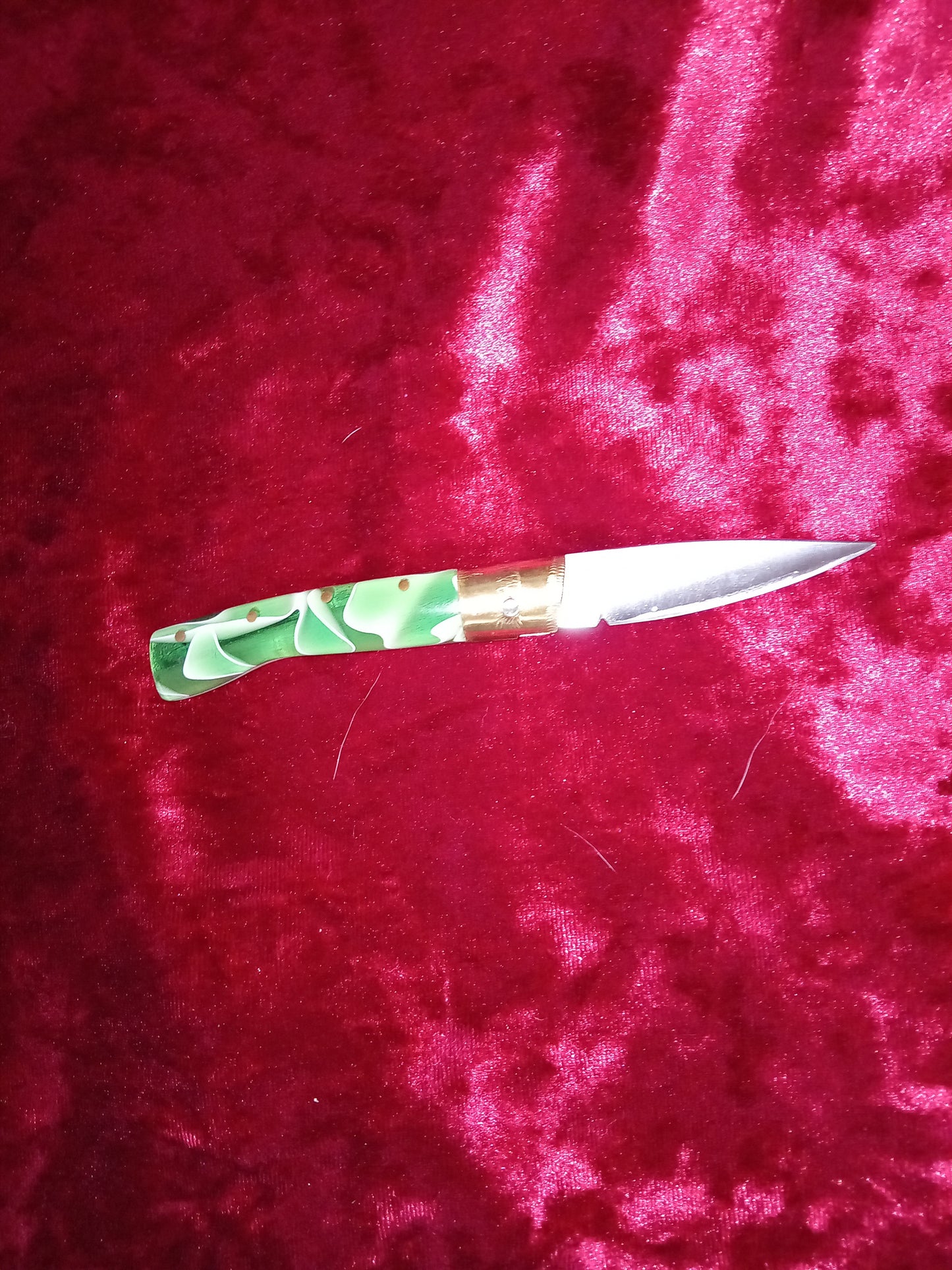 Coltello pattadese con anima lama 6 CM impugnatura in kirinite bianco perla e verde.