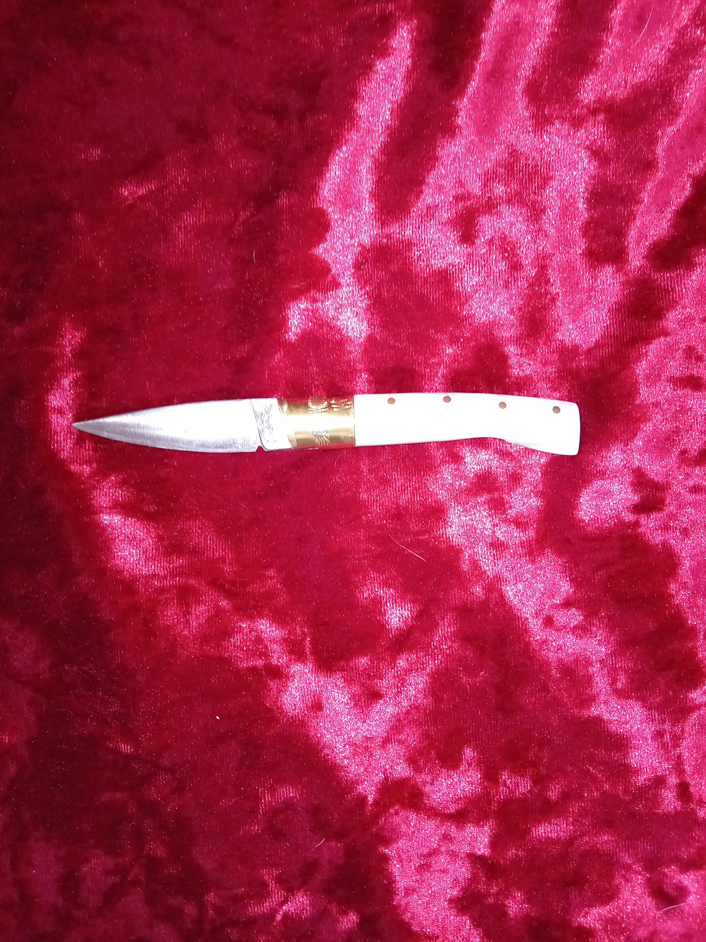 Coltello pattadese con anima lama 6 CM impugnatura in kirinite bianco perla e verde.