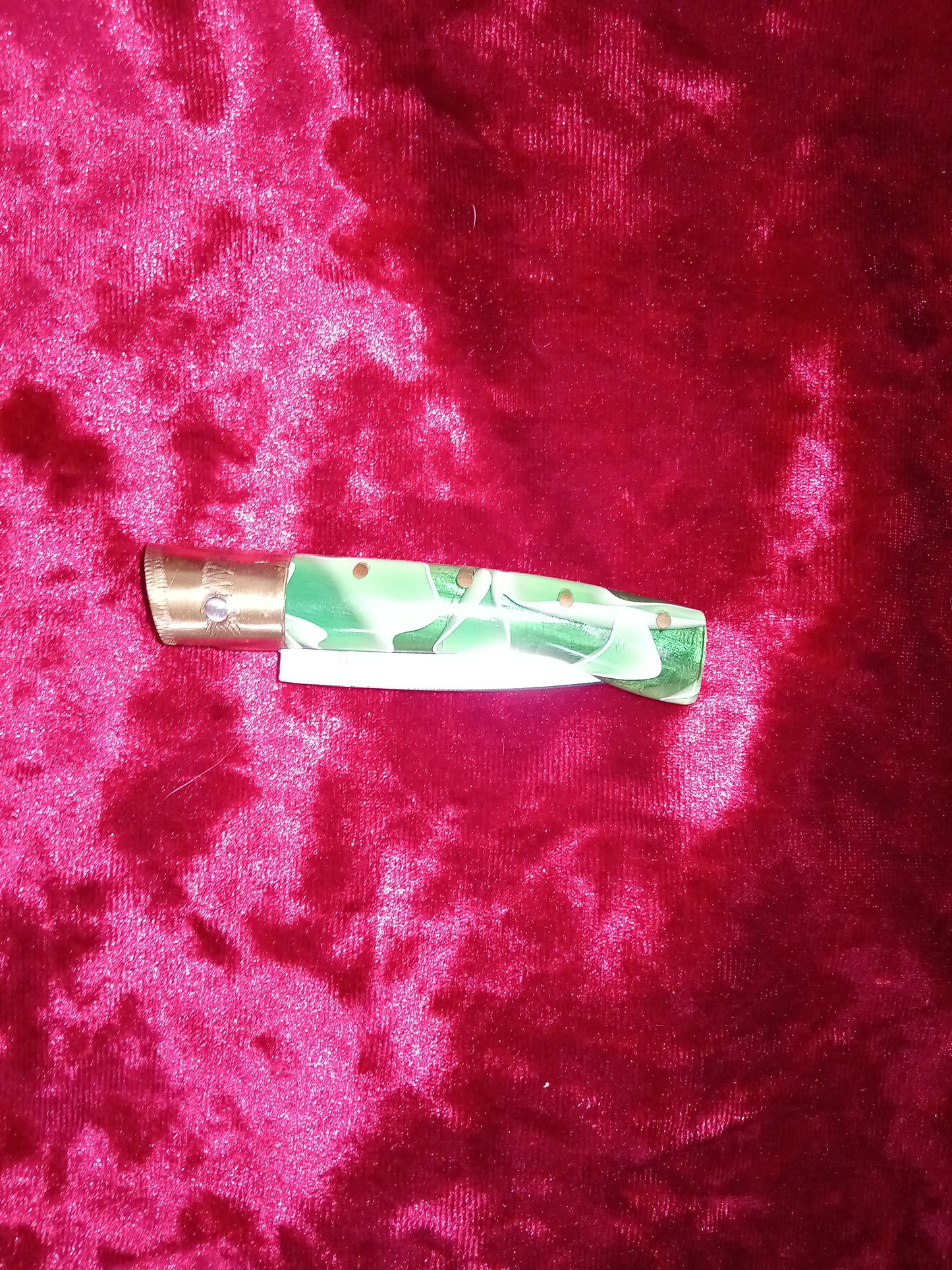 Coltello pattadese con anima lama 6 CM impugnatura in kirinite bianco perla e verde.