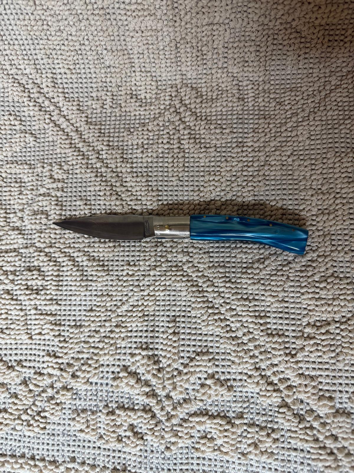 Coltello pattadese con anima decorata lama 9,4 CM decorata , impugnatura in kirinite turchese