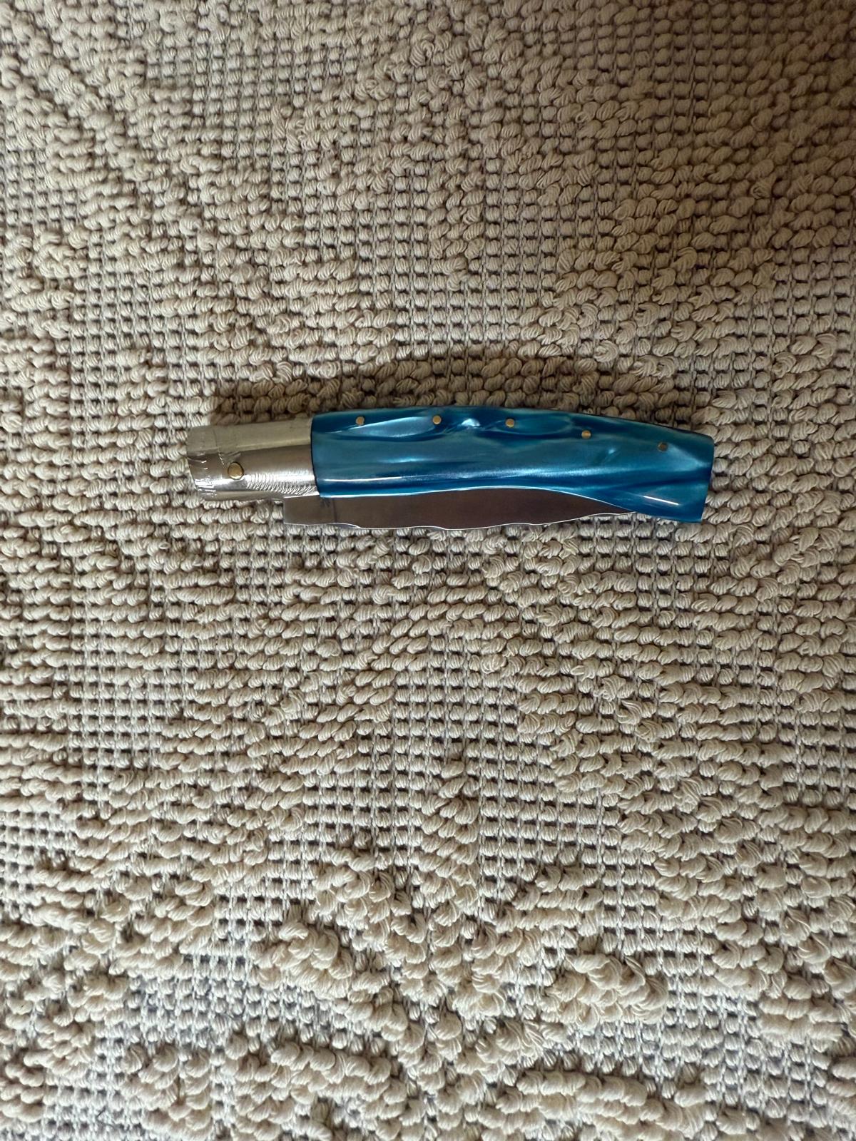 Coltello pattadese con anima decorata lama 9,4 CM decorata , impugnatura in kirinite turchese