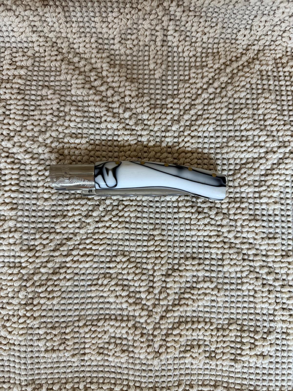Coltello pattadese con anima ,lama 9,5 CM ,impugnatura in kirinite bianca e nera .