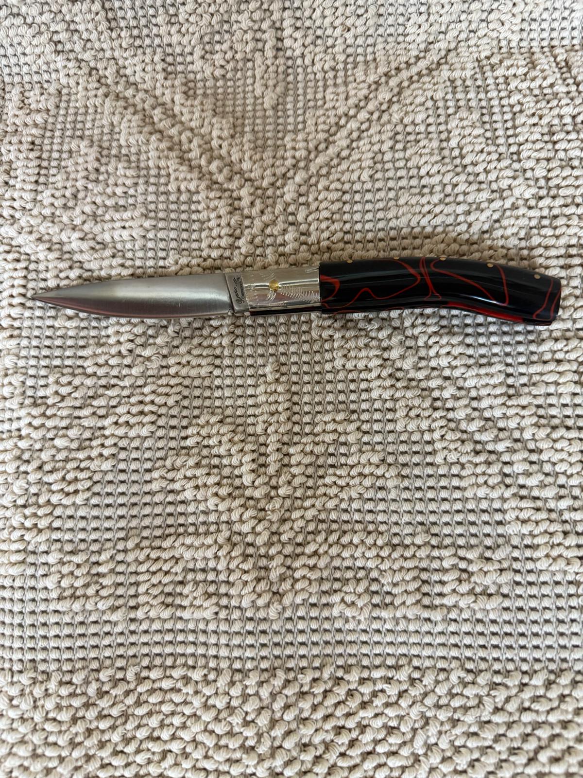 Coltello pattadese con anima ,lama 9 CM ,impugnatura in kirinite rossa e nera.