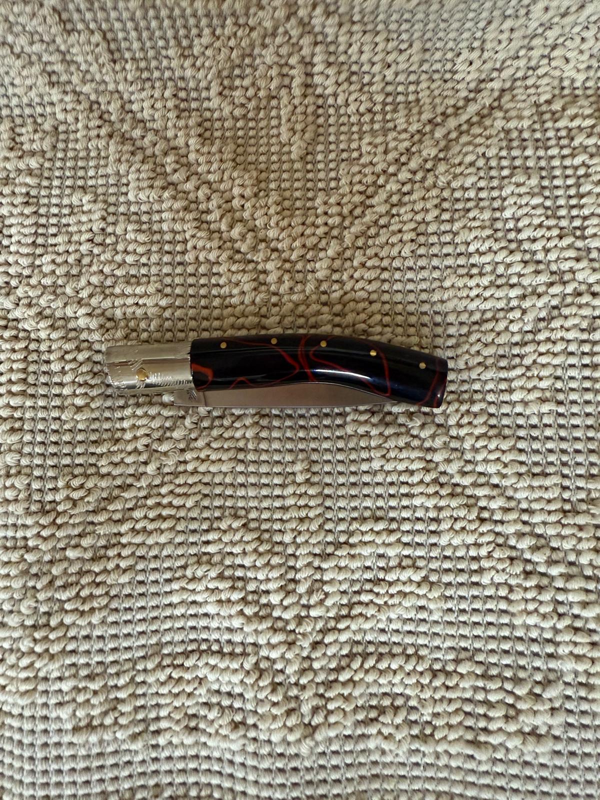 Coltello pattadese con anima ,lama 9 CM ,impugnatura in kirinite rossa e nera.