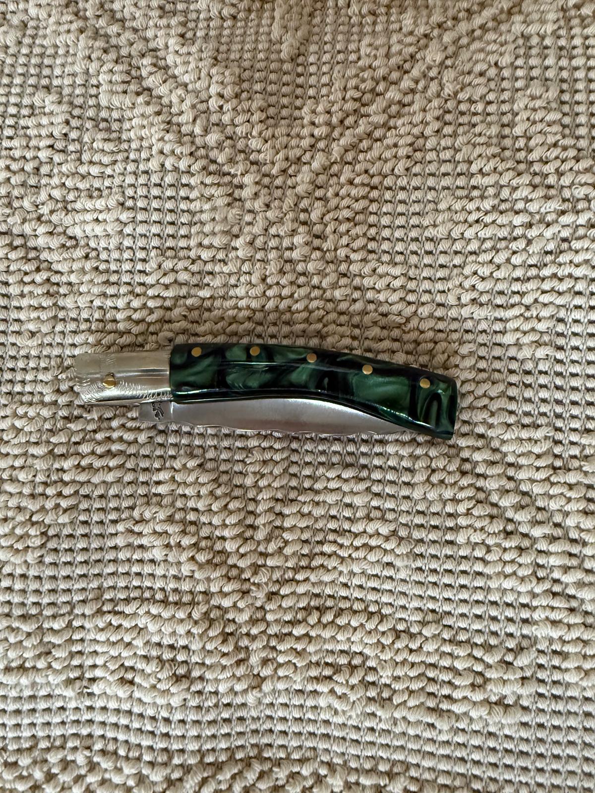 Coltello pattadese con anima ,lama 9 CM ,impugnatura in kirinite verde e nera.