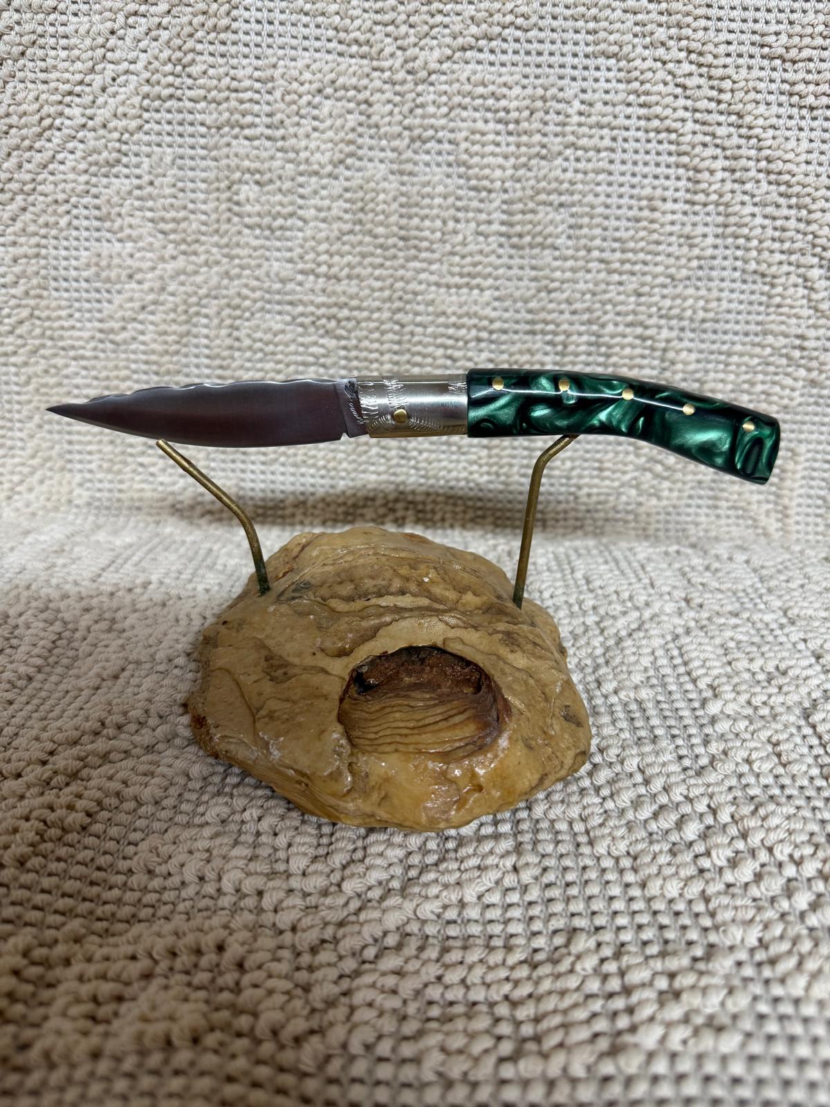 Coltello pattadese con anima ,lama 9 CM ,impugnatura in kirinite verde e nera.