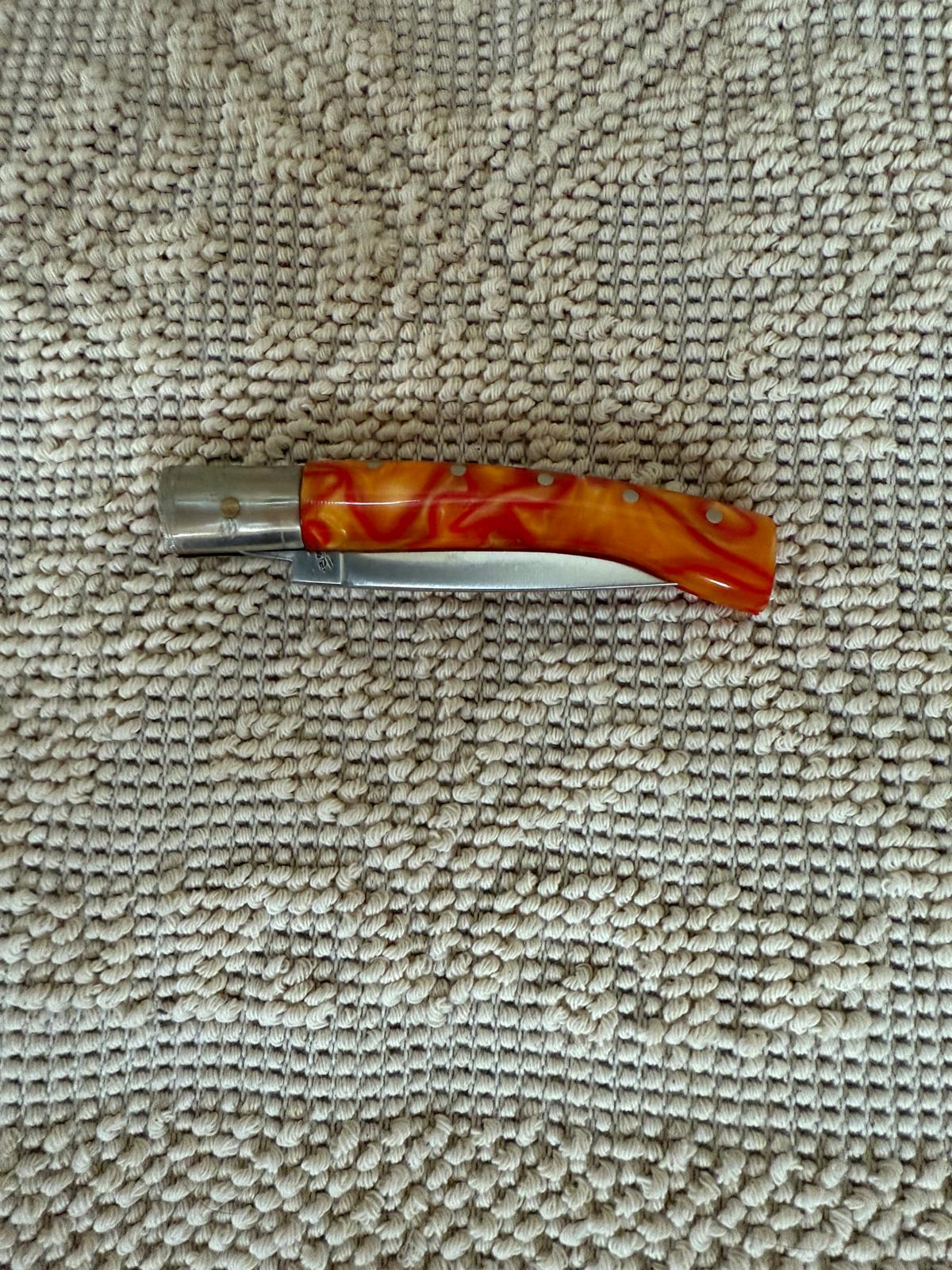 Coltello pattadese con anima ,lama 9 CM ,impugnatura in kirinite rosso e arancione.
