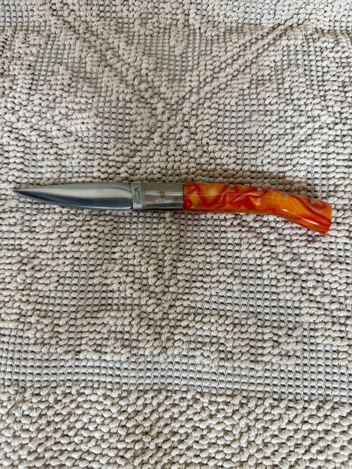 Coltello pattadese con anima ,lama 9 CM ,impugnatura in kirinite rosso e arancione.