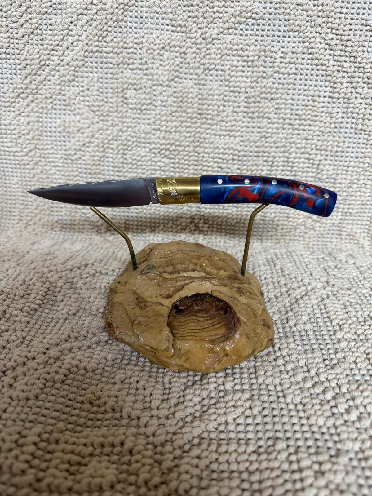 Coltello pattadese con anima lama 9 CM impugnatura in kirinite blu e rosso