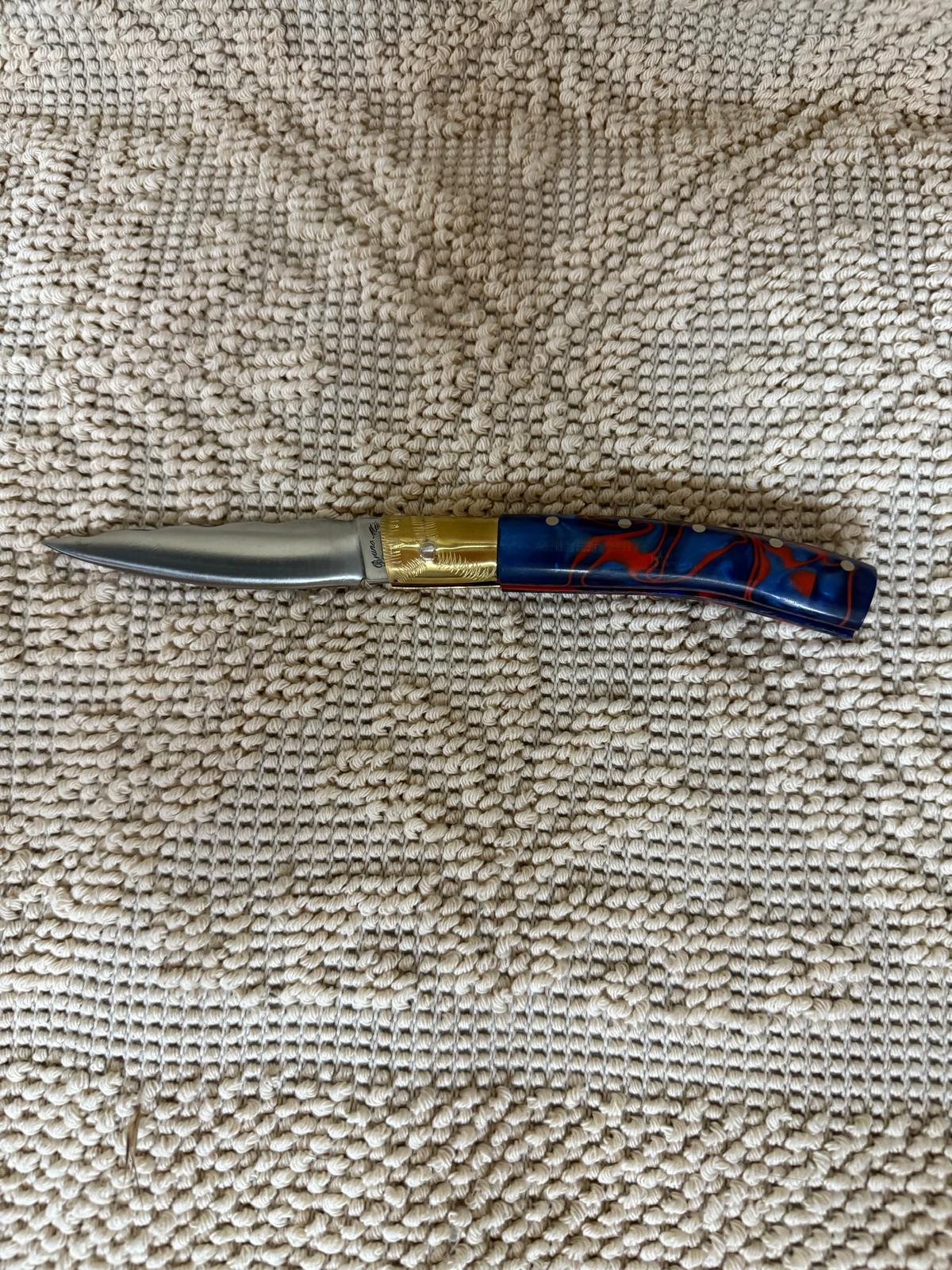 Coltello pattadese con anima lama 9 CM impugnatura in kirinite blu e rosso