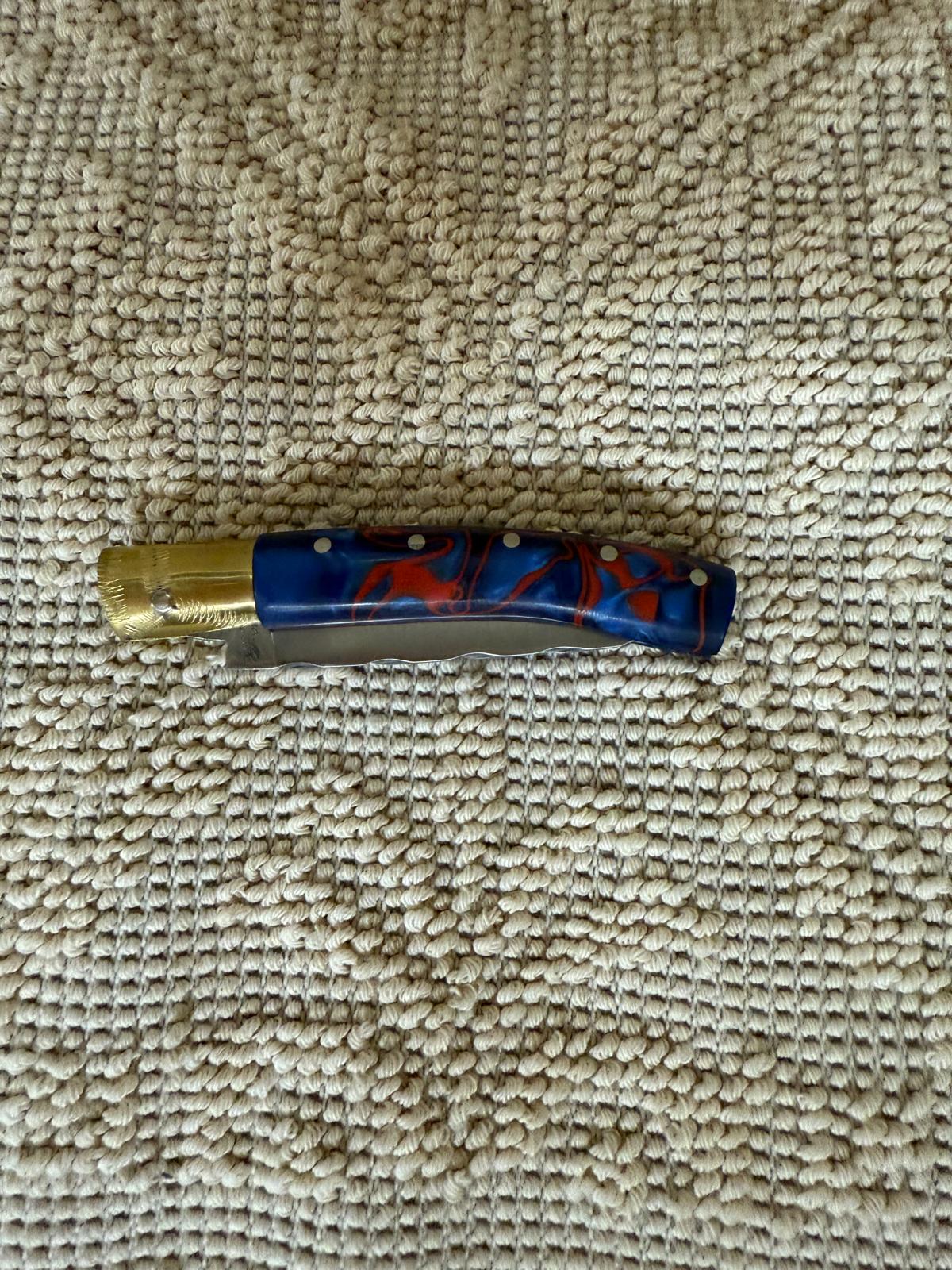 Coltello pattadese con anima lama 9 CM impugnatura in kirinite blu e rosso