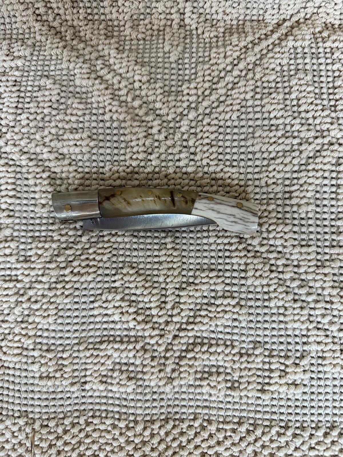 Coltello pattadese con anima ,lama 10 CM ,impugnatura in corno di montone e cervo.