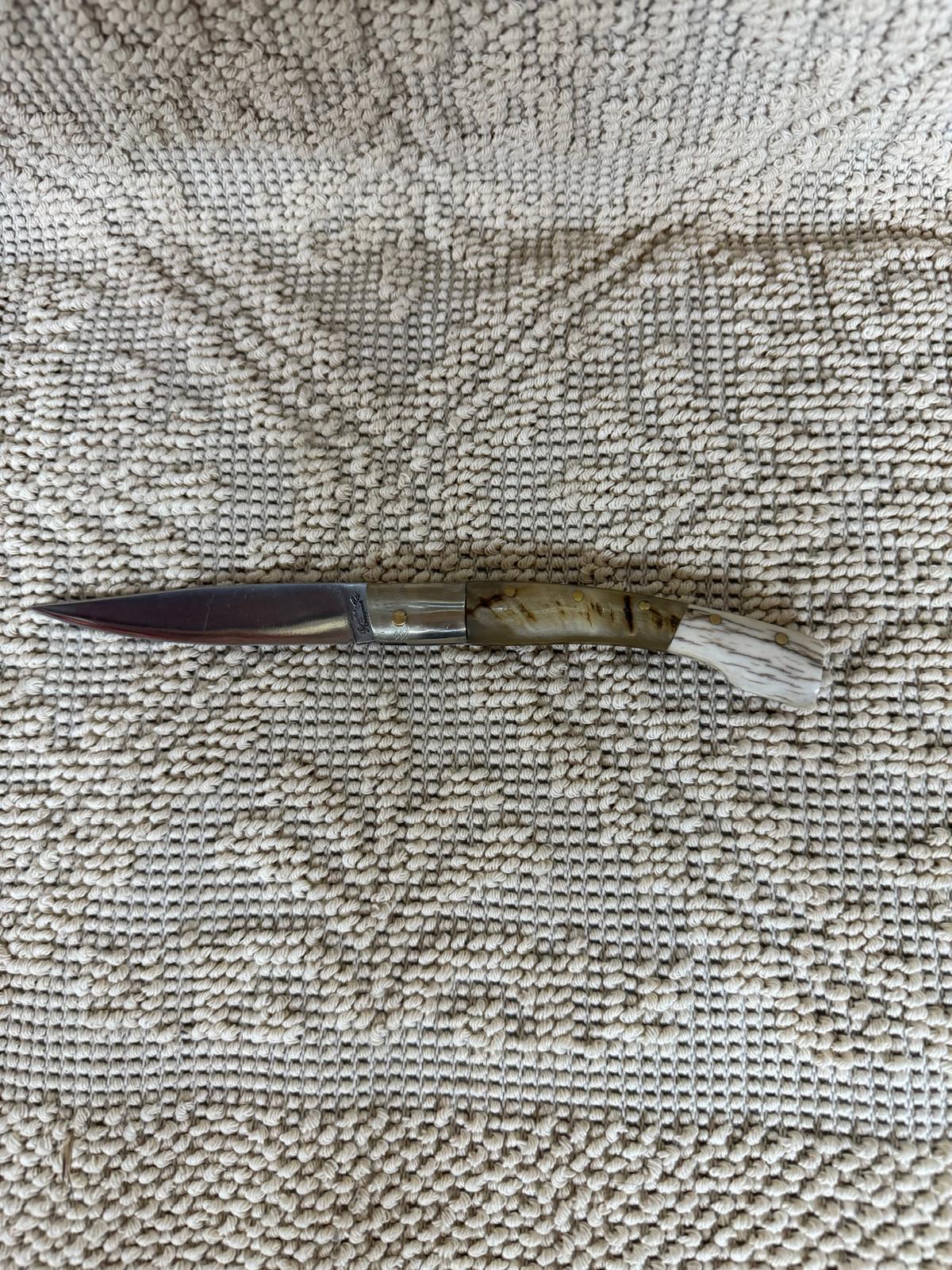 Coltello pattadese con anima ,lama 10 CM ,impugnatura in corno di montone e cervo.
