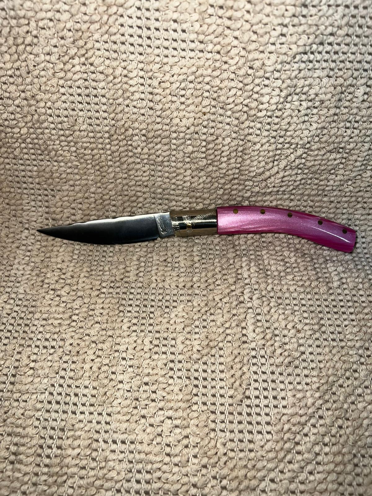 Coltello pattadese con anima decorata lama 9,5 CM impugnatura in kirinite rosa.
