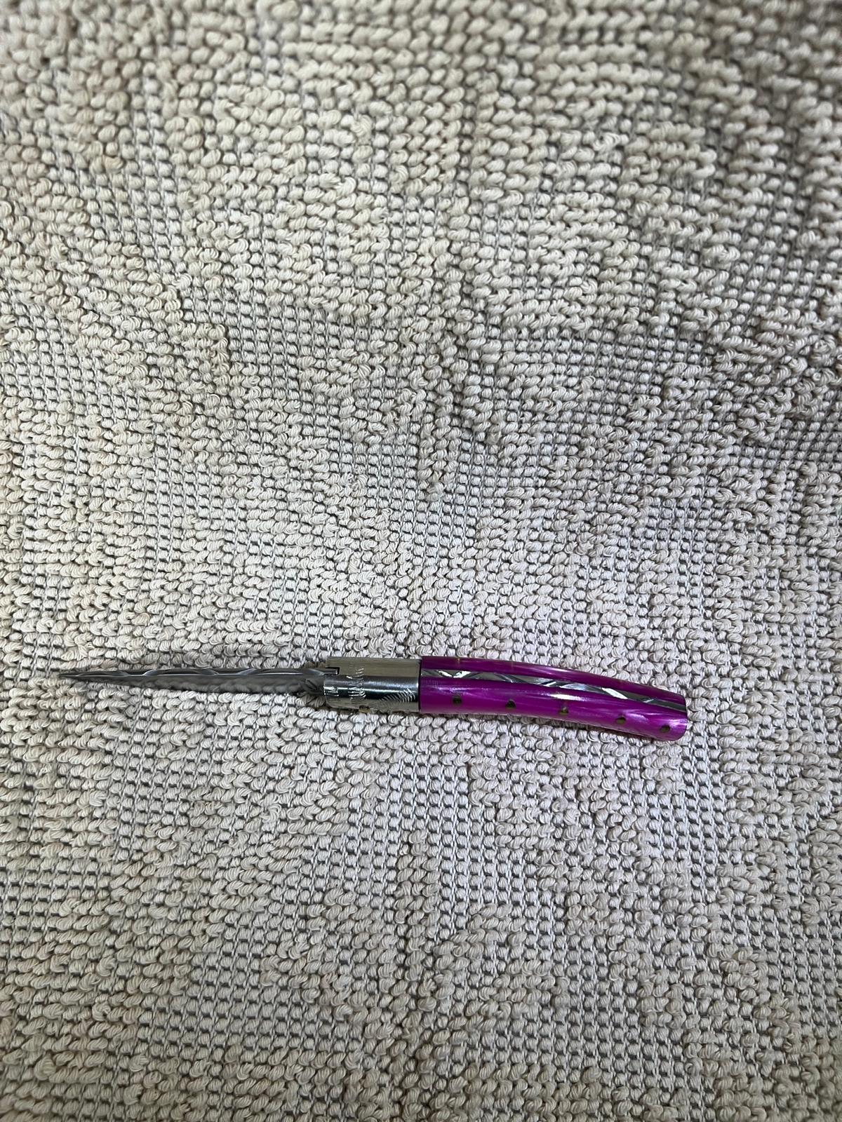 Coltello pattadese con anima decorata lama 9,5 CM impugnatura in kirinite rosa.