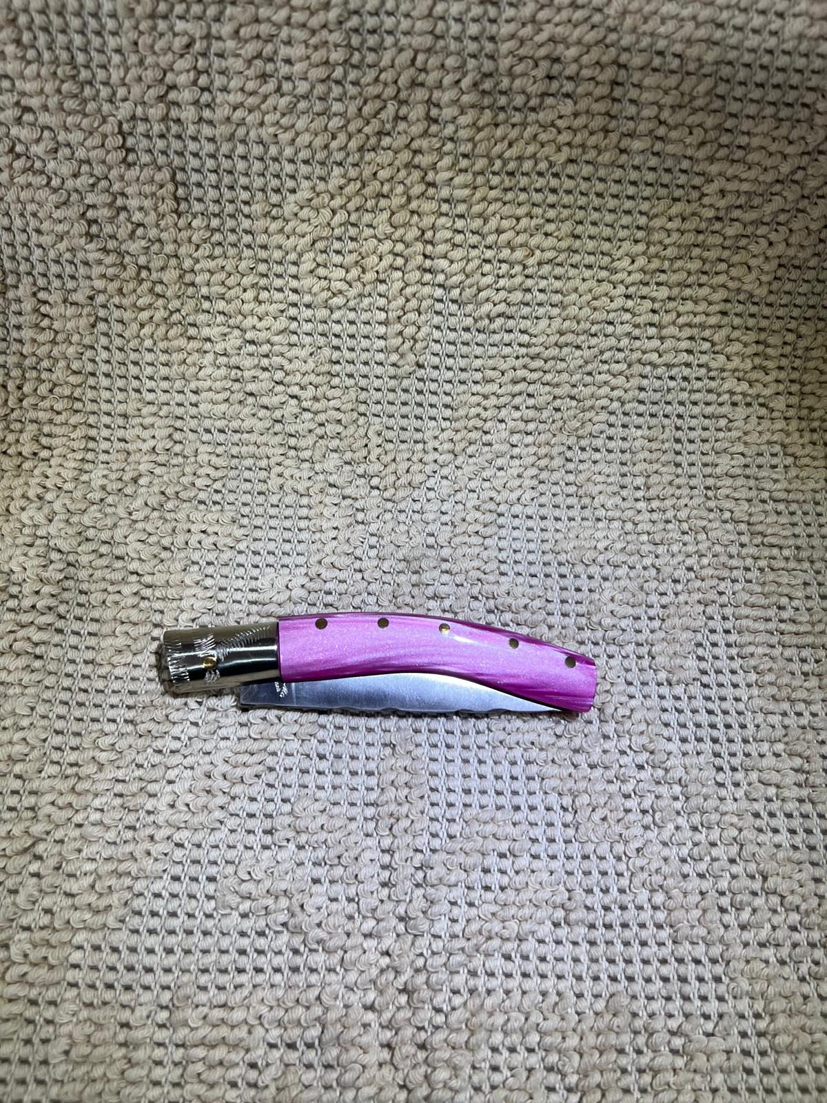 Coltello pattadese con anima decorata lama 9,5 CM impugnatura in kirinite rosa.