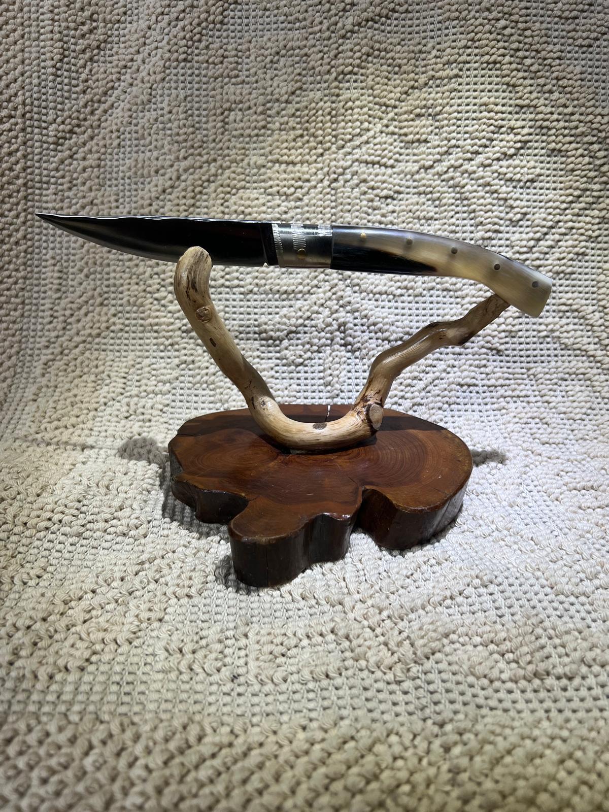 Coltello pattadese con anima, lama decorata 11 CM ,impugnatura in corno di montone striato.