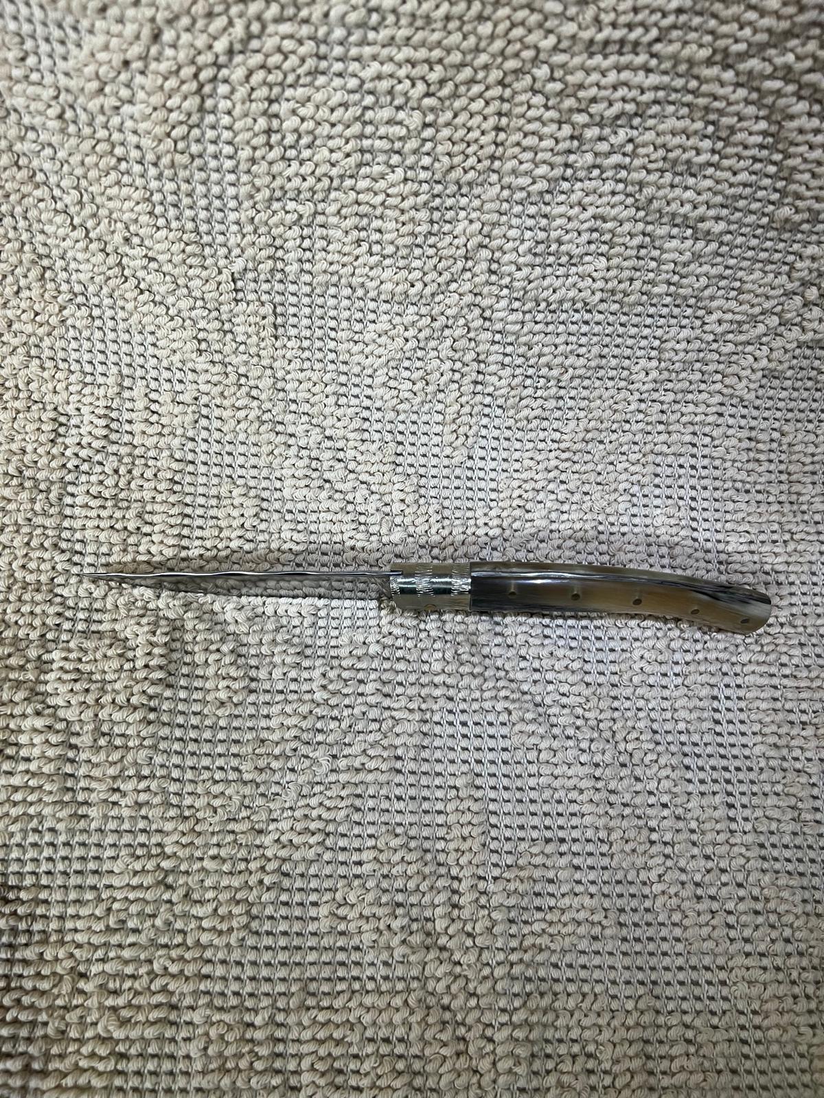 Coltello pattadese con anima, lama decorata 11 CM ,impugnatura in corno di montone striato.