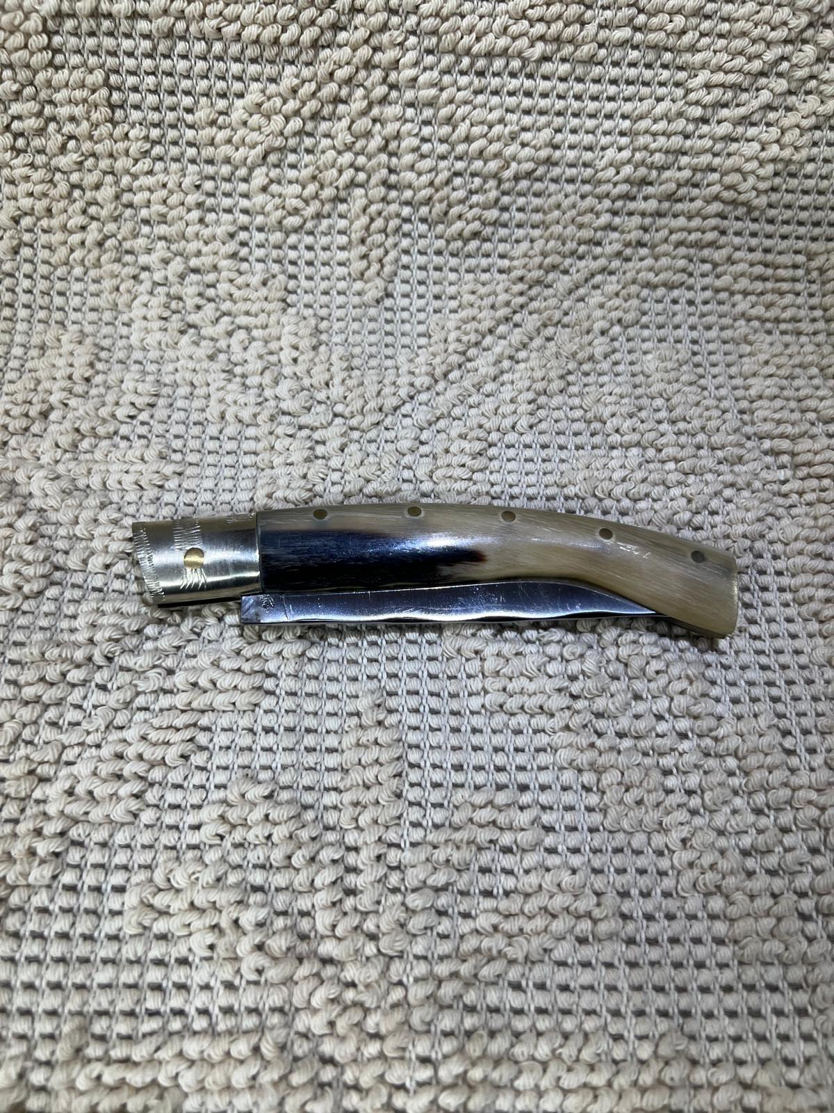 Coltello pattadese con anima, lama decorata 11 CM ,impugnatura in corno di montone striato.