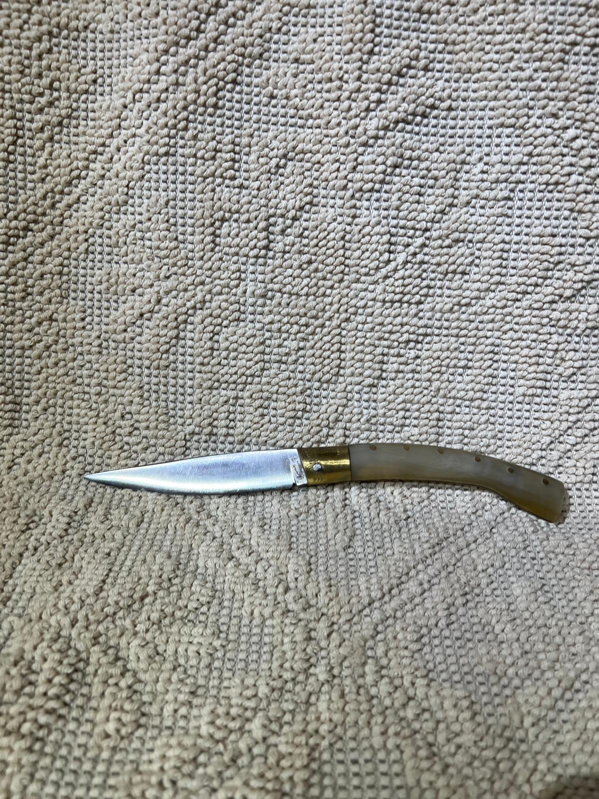 Coltello pattadese con anima, lama 11,5 CM ,impugnatura in corno di montone chiaro.