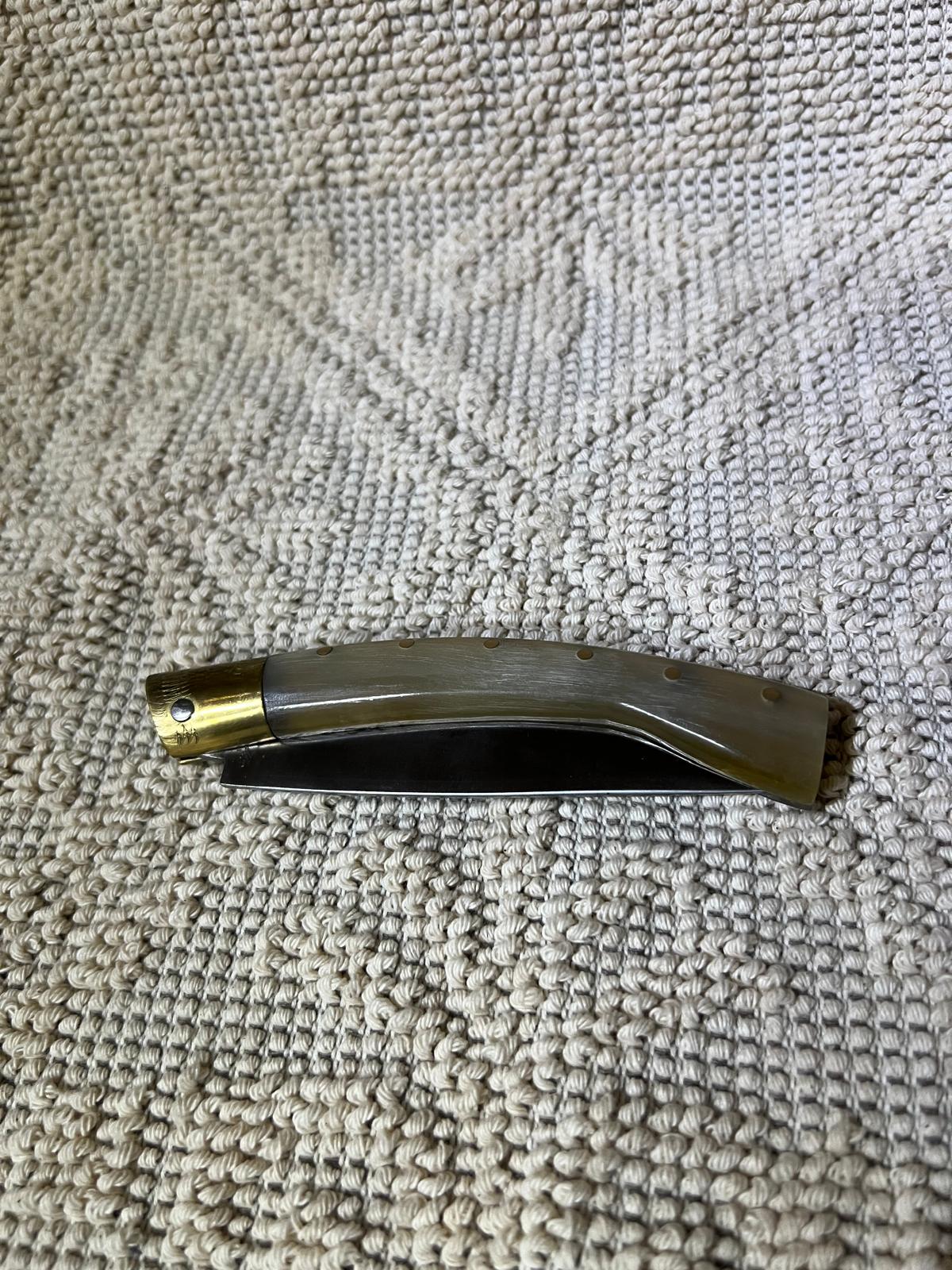 Coltello pattadese con anima, lama 11,5 CM ,impugnatura in corno di montone chiaro.
