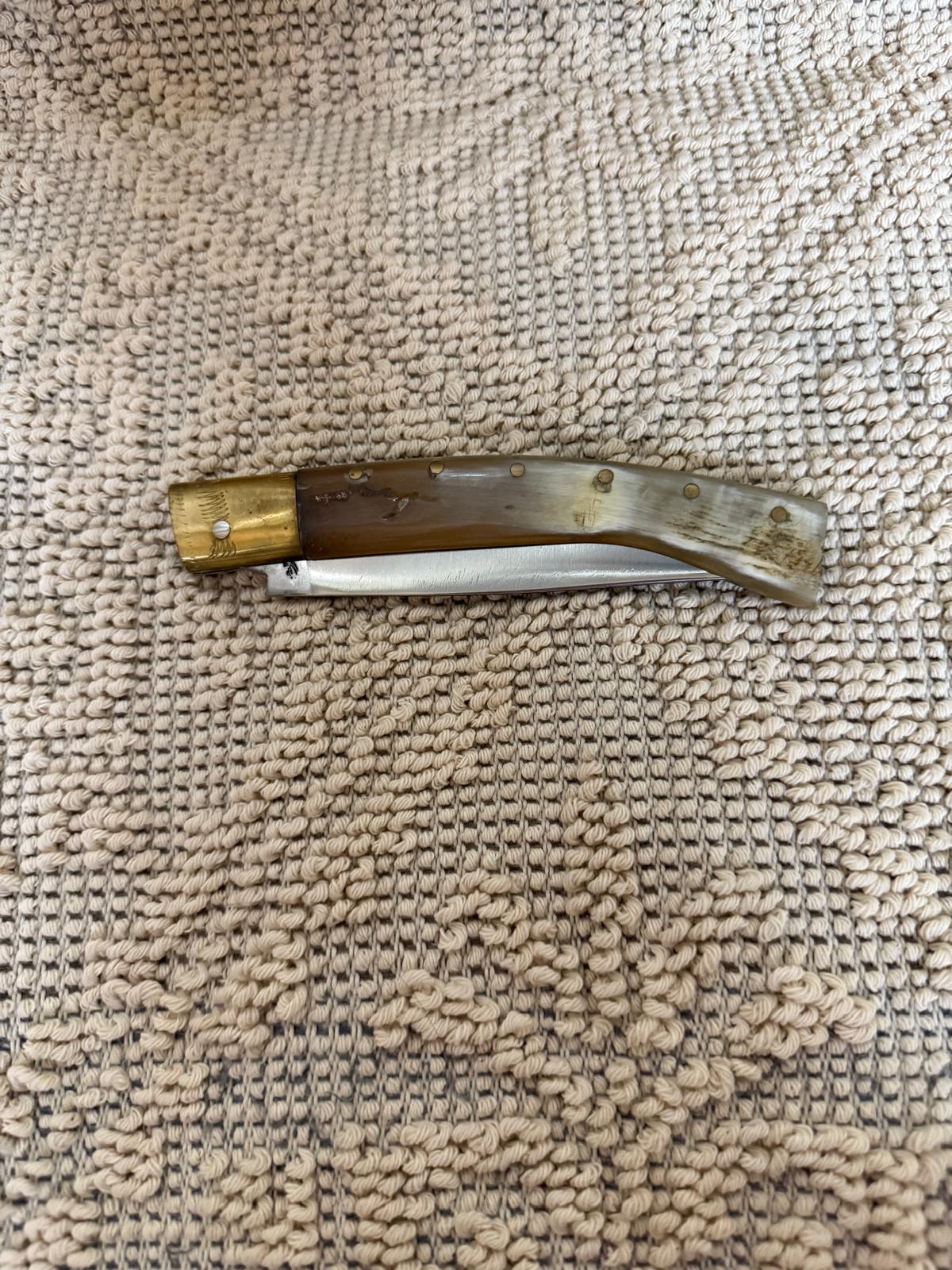 Coltello pattadese con anima, lama 11,5 CM ,impugnatura in corno di mucca.