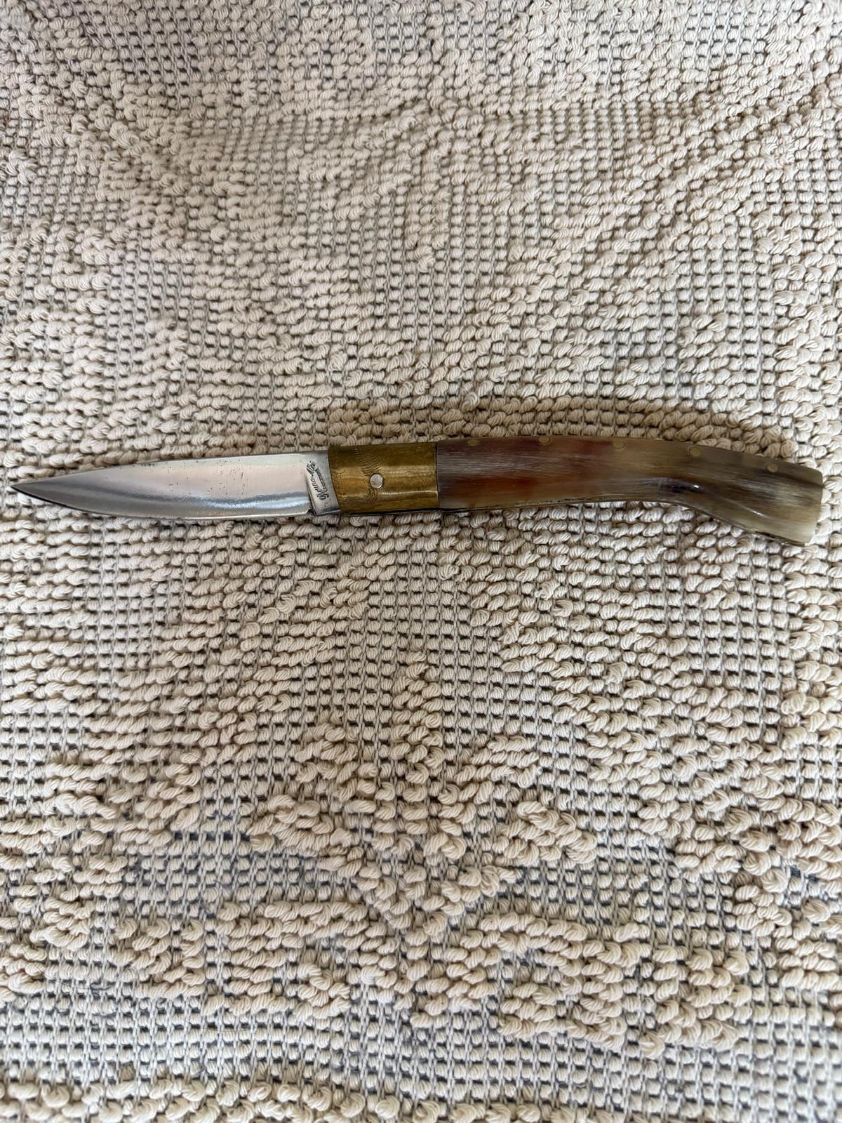 Coltello pattadese con anima, lama 10 CM ,impugnatura in corno di montone chiaro.