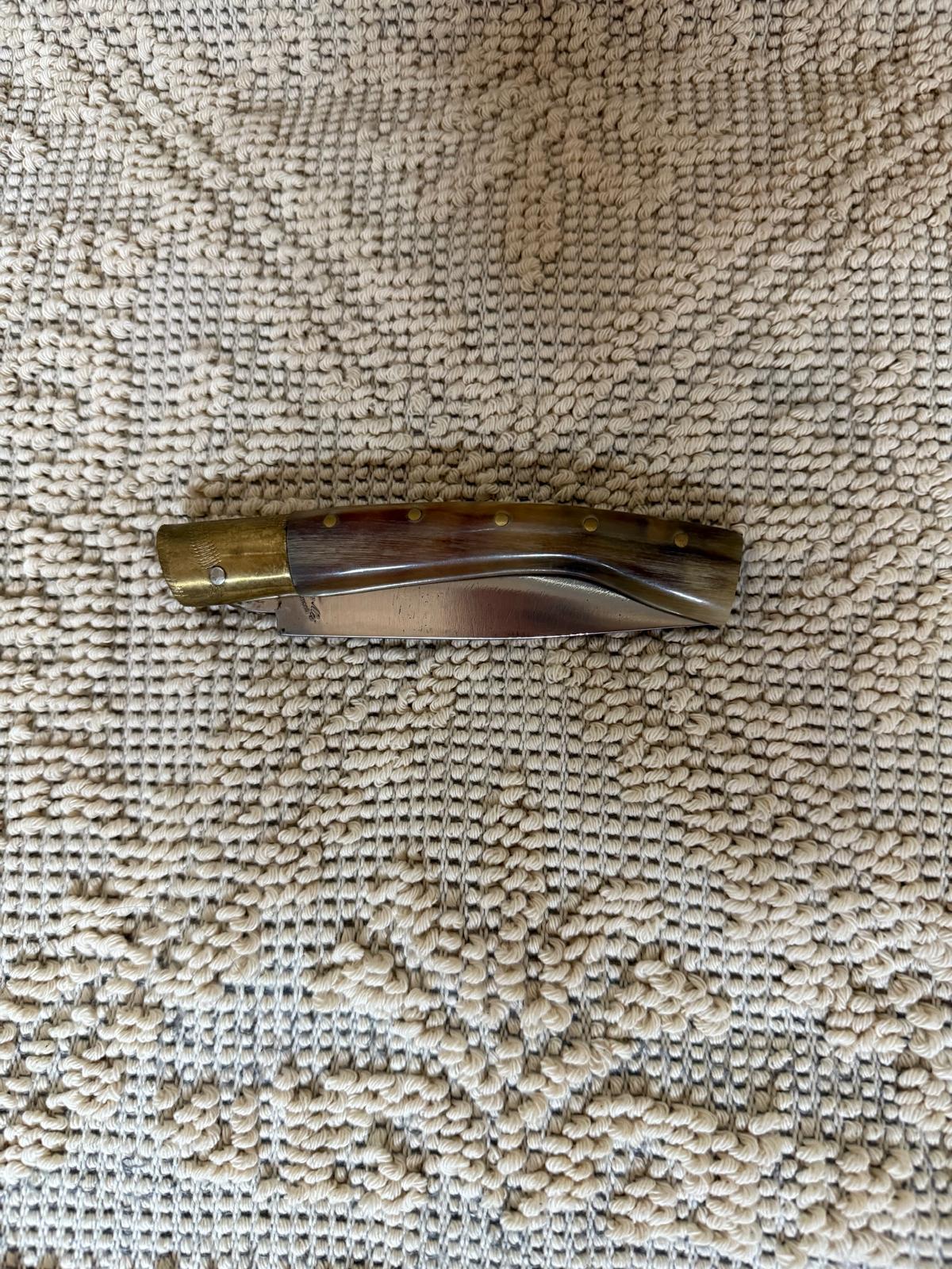 Coltello pattadese con anima, lama 10 CM ,impugnatura in corno di montone chiaro.