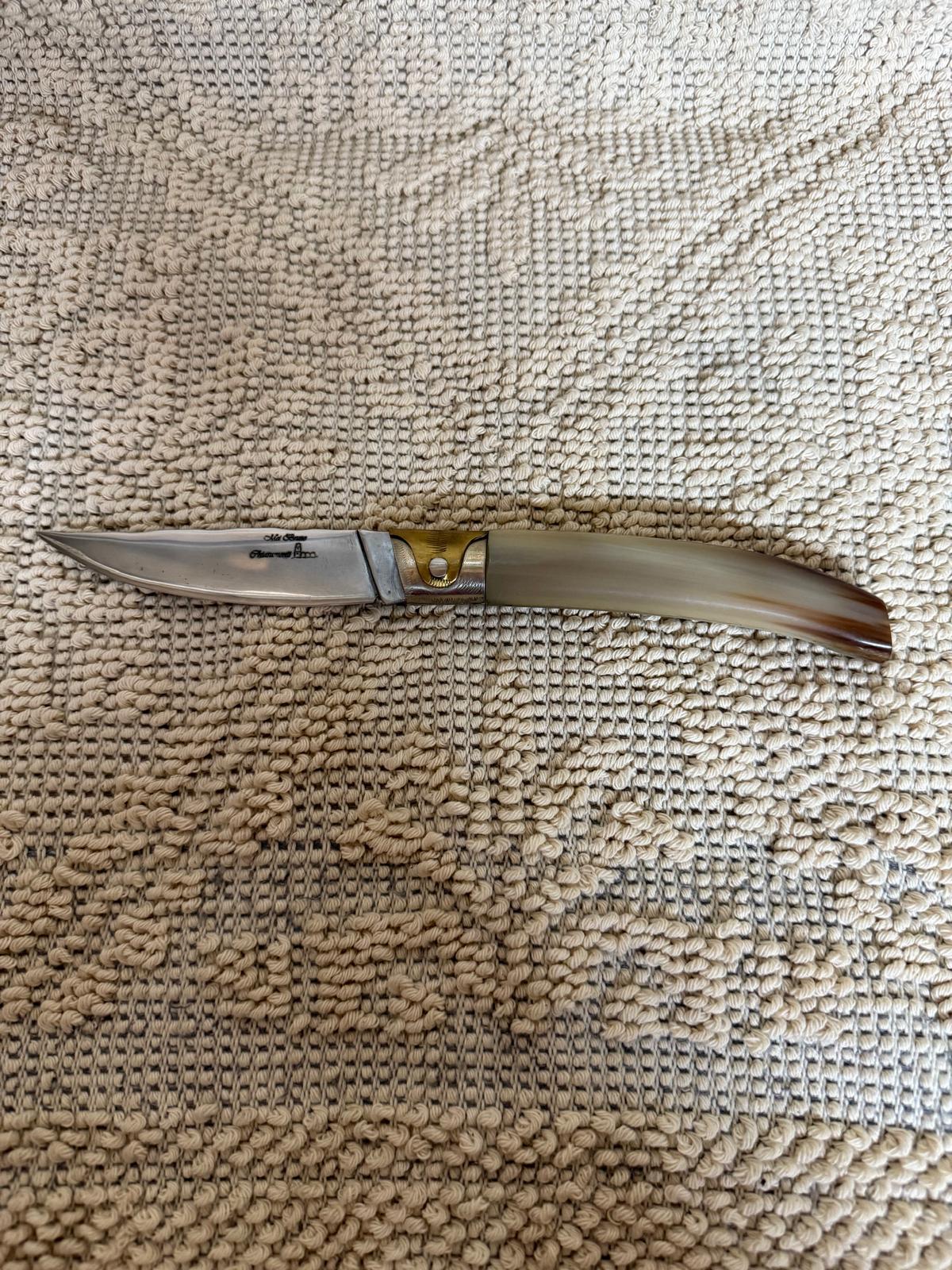 Coltello pattadese, lama 10,5 CM ,impugnatura in corno africano chiaro striato.