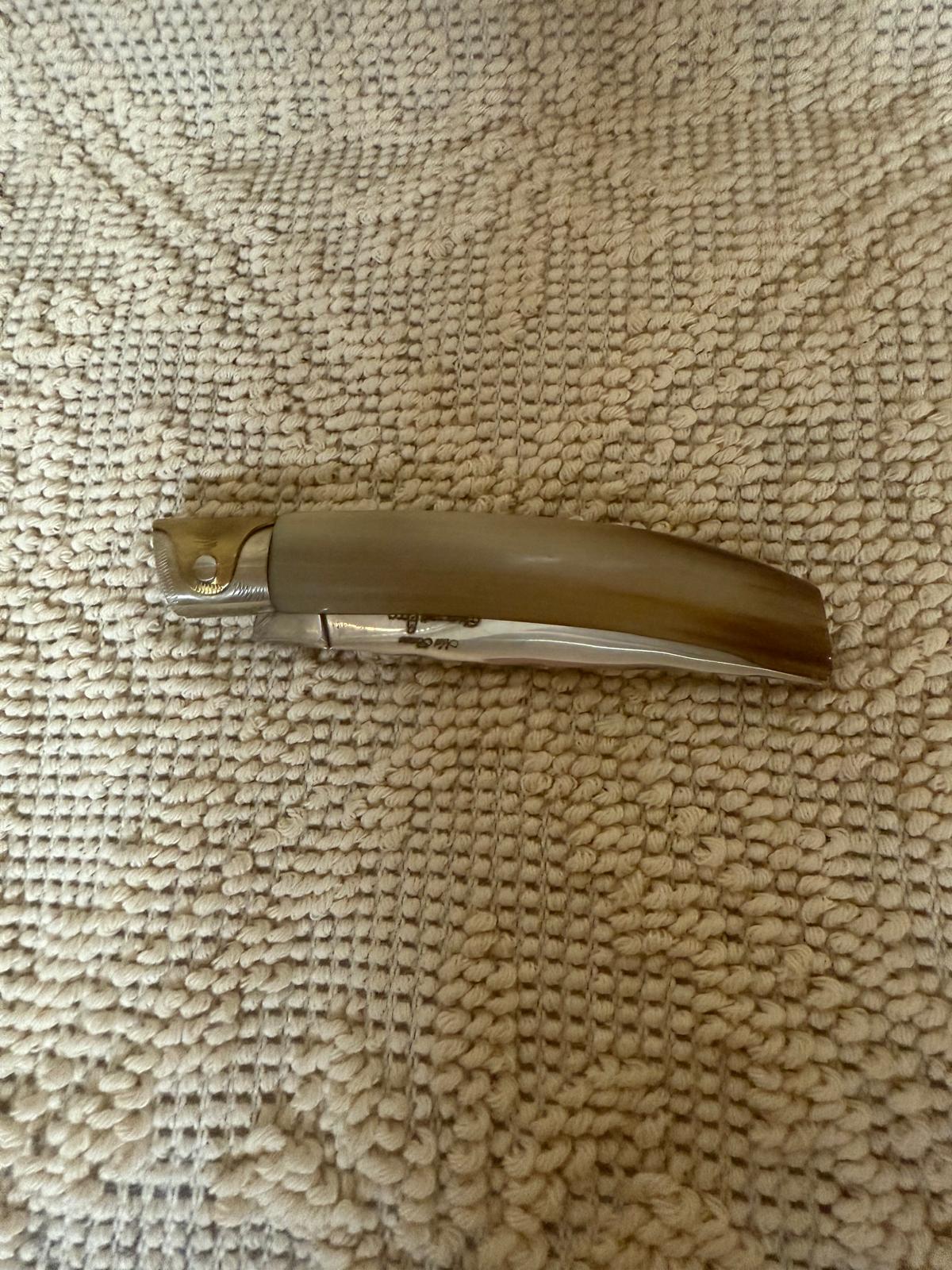 Coltello pattadese, lama 10,5 CM ,impugnatura in corno africano chiaro striato.