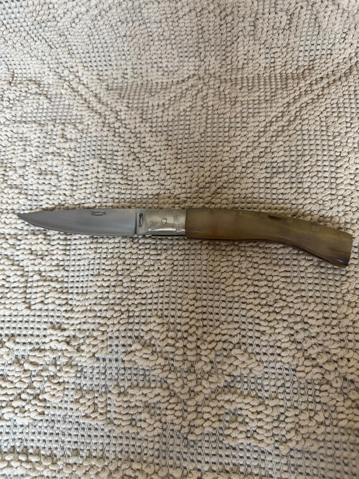 Coltello pattadese con anima, lama 11 CM ,impugnatura in corno di muflone chiaro.