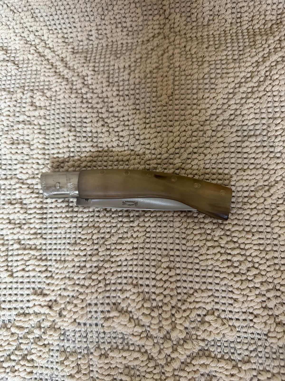 Coltello pattadese con anima, lama 11 CM ,impugnatura in corno di muflone chiaro.