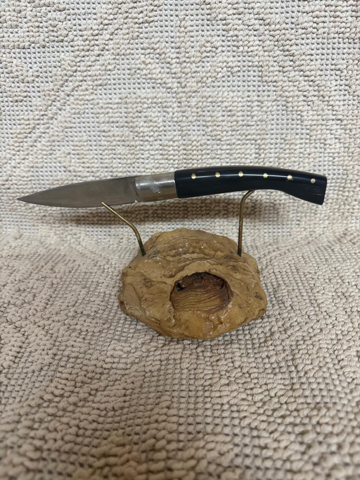 Coltello pattadese con anima, lama elaborata 10,5 CM ,impugnatura in corno di muflone nero.