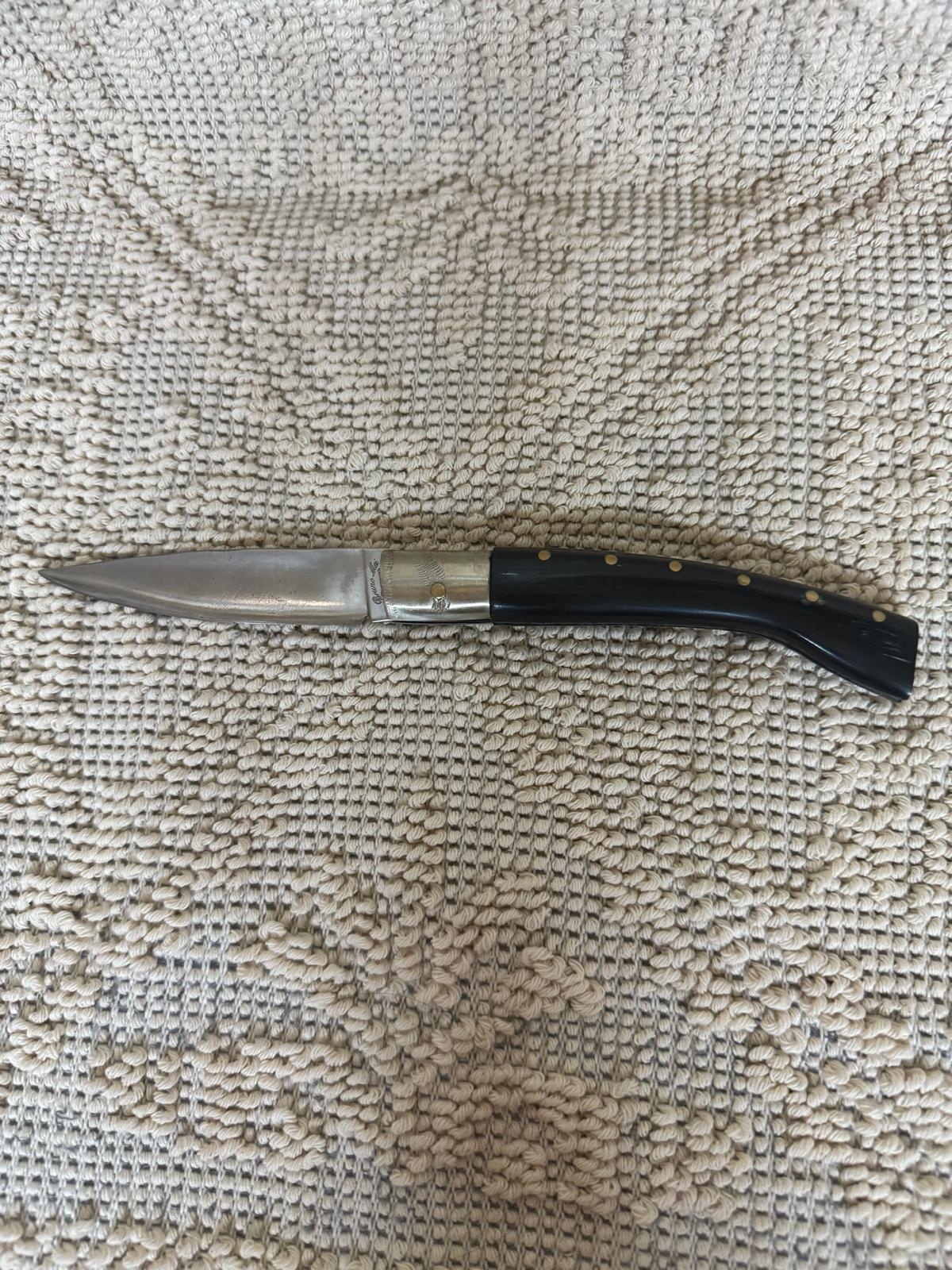 Coltello pattadese con anima, lama elaborata 10,5 CM ,impugnatura in corno di muflone nero.