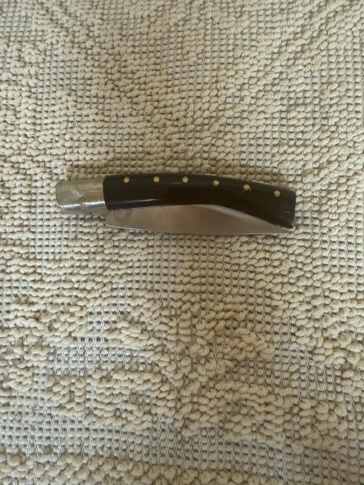 Coltello pattadese con anima, lama elaborata 10,5 CM ,impugnatura in corno di muflone nero.