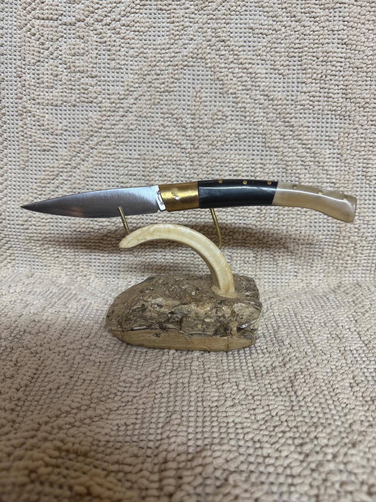 Coltello pattadese con anima, lama 12 CM ,impugnatura in corno di montone chiaro e nero.