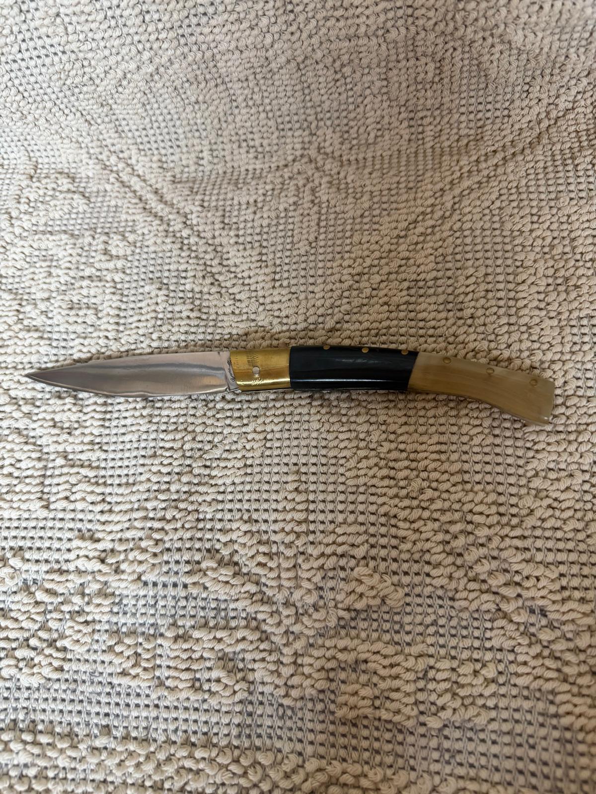 Coltello pattadese con anima, lama 12 CM ,impugnatura in corno di montone chiaro e nero.