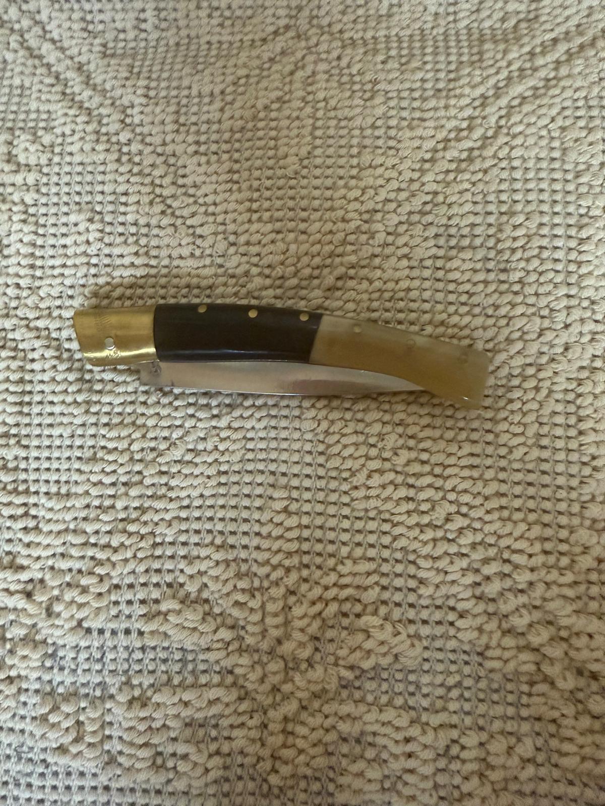 Coltello pattadese con anima, lama 12 CM ,impugnatura in corno di montone chiaro e nero.