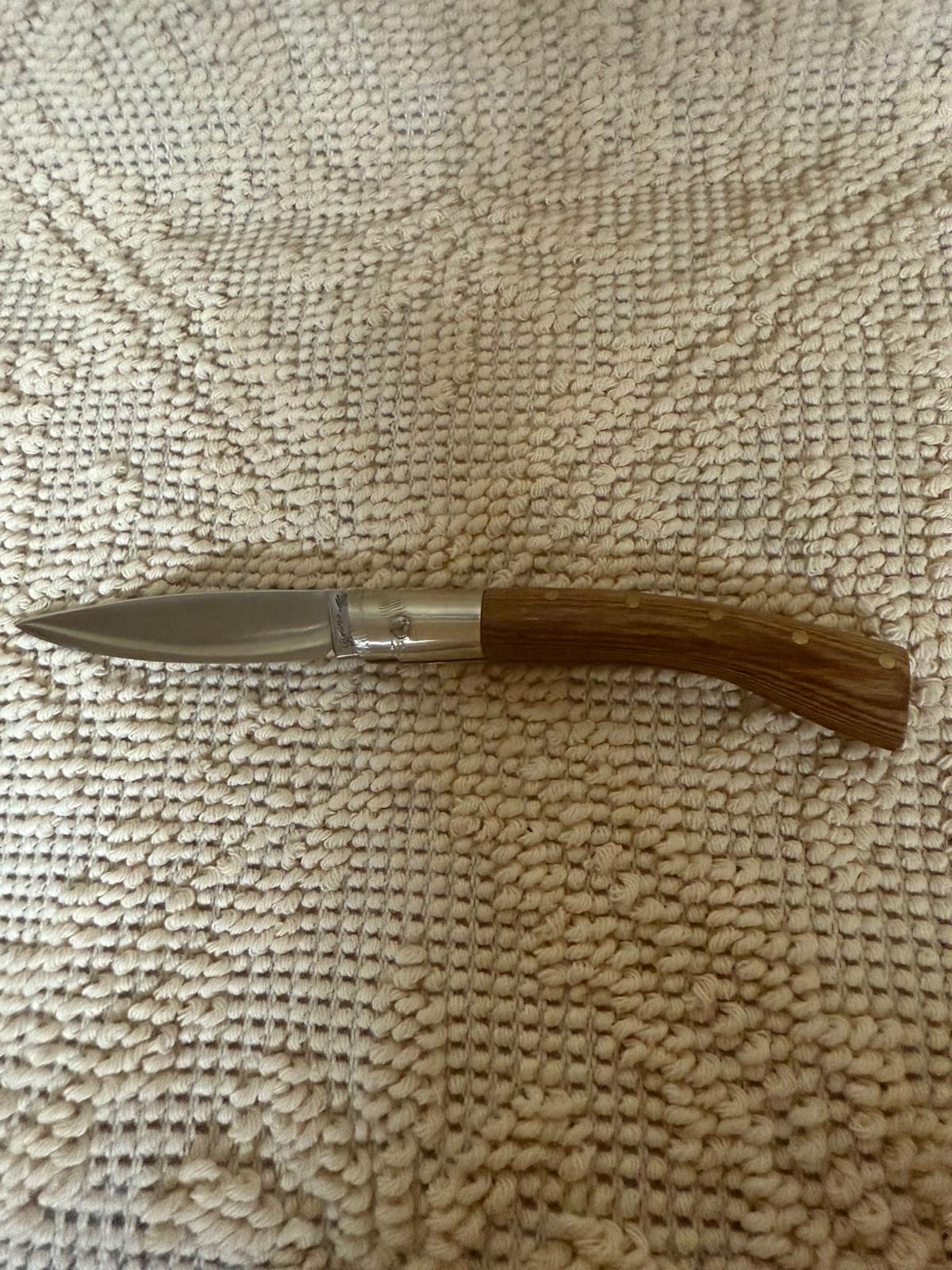 Coltello pattadese con anima , lama 8 CM ,impugnatura in legno di ebano rosso.