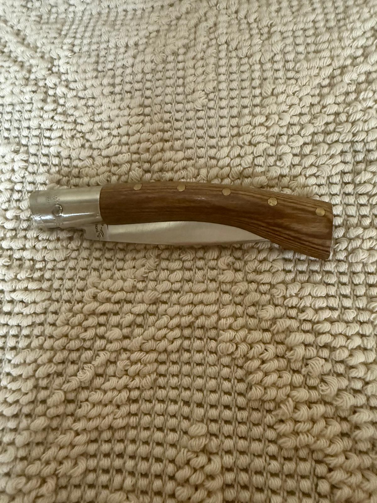 Coltello pattadese con anima , lama 8 CM ,impugnatura in legno di ebano rosso.