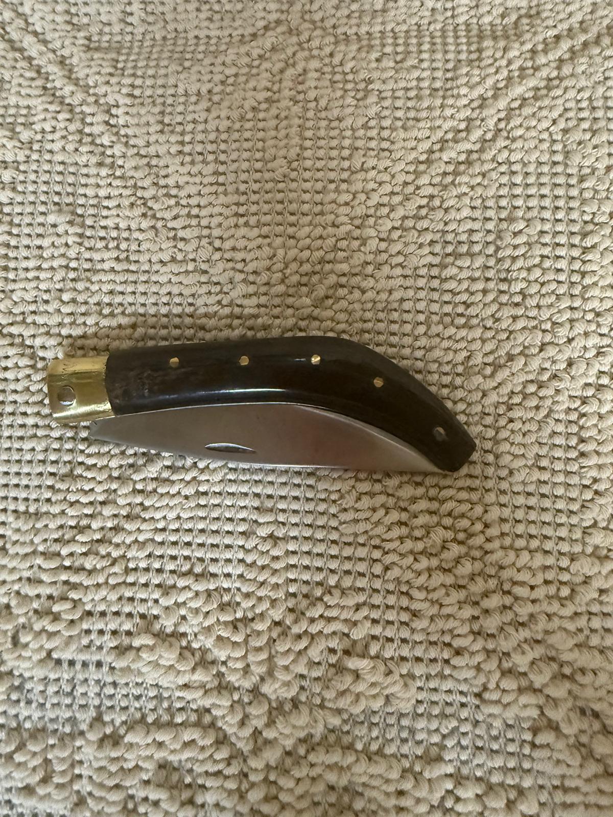 Coltello arburesa,,lama 12 CM ,impugnatura in corno di caprone nero.