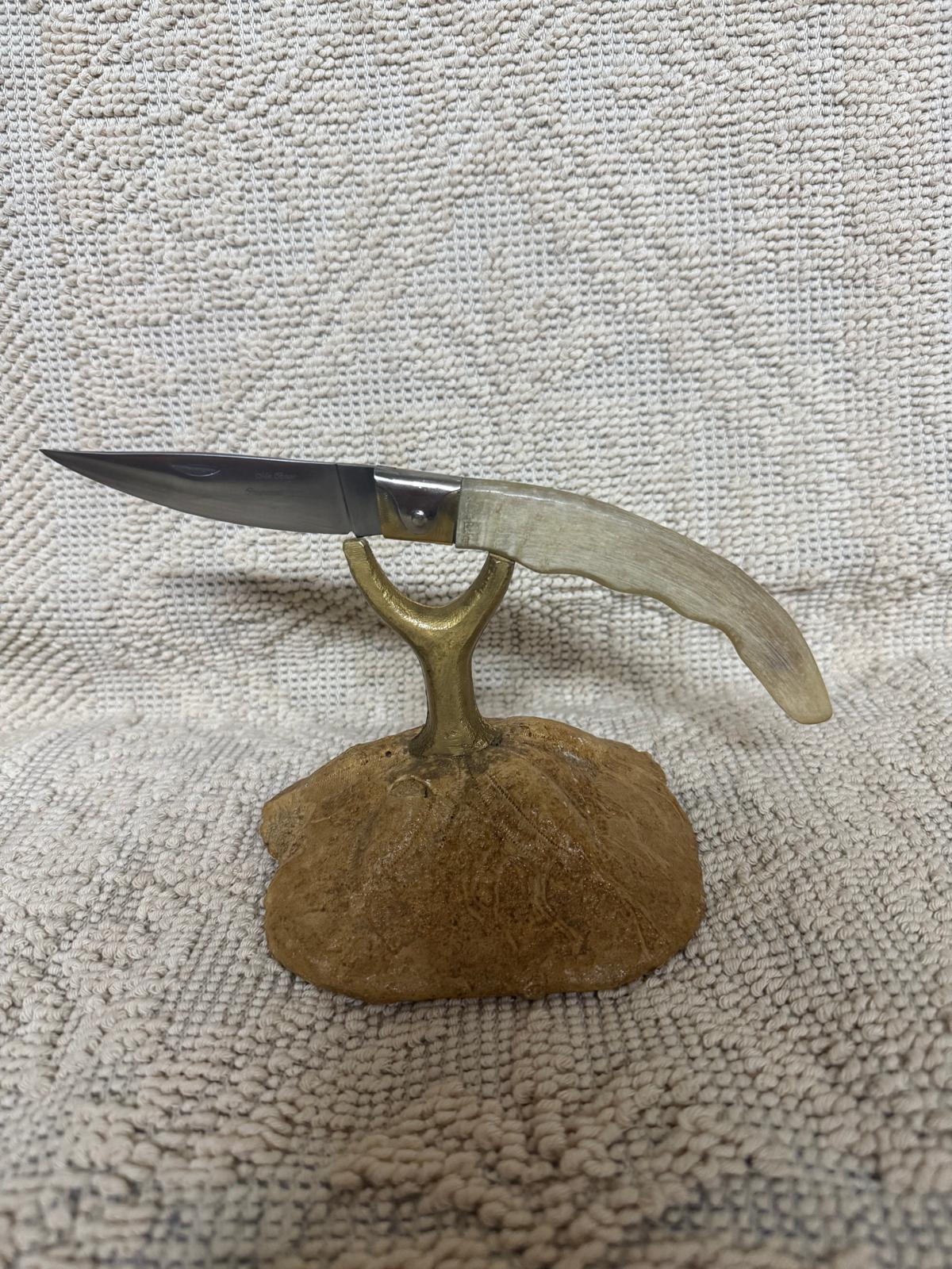 Coltello da collezione pattadese lama 10,5 impugnatura in corno di montone chiaro.