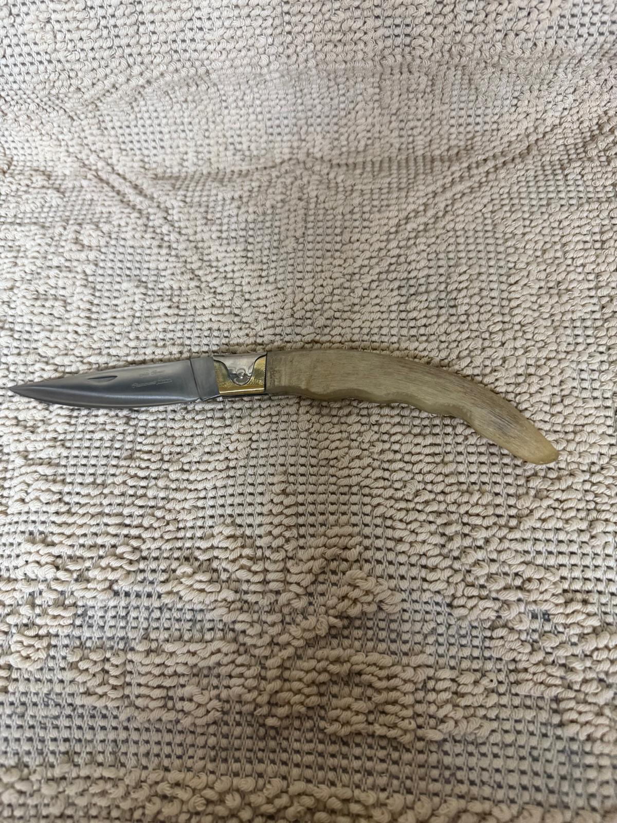 Coltello da collezione pattadese lama 10,5 impugnatura in corno di montone chiaro.