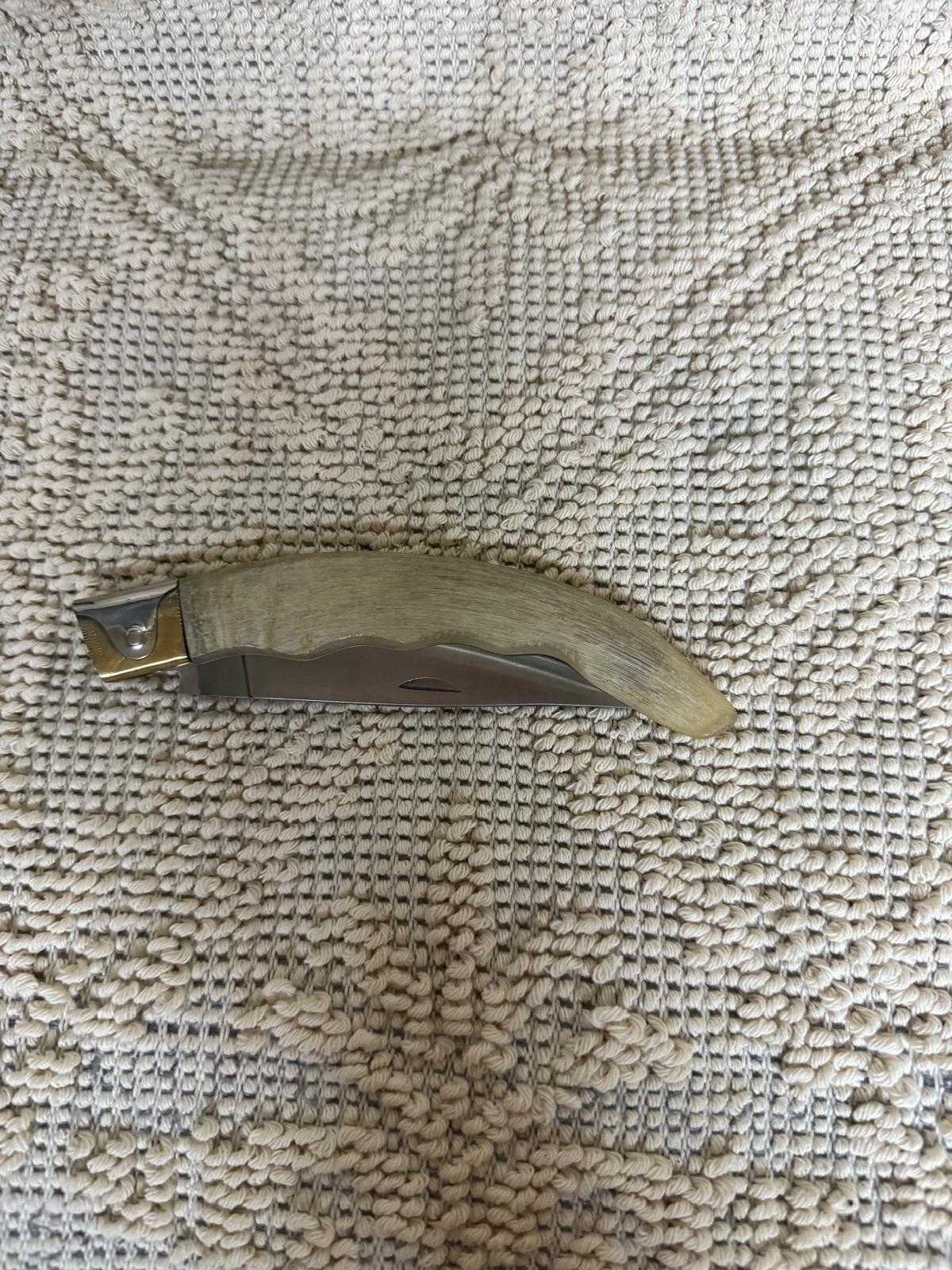 Coltello da collezione pattadese lama 10,5 impugnatura in corno di montone chiaro.