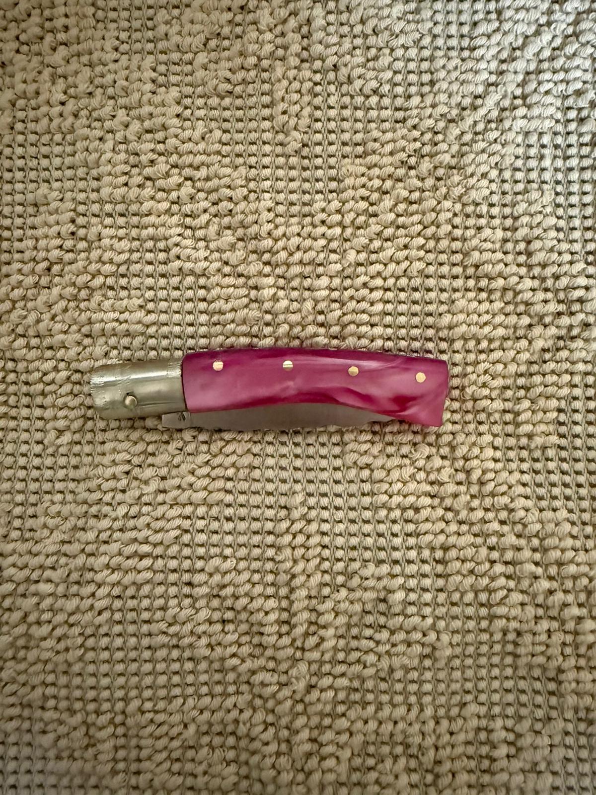 Coltello pattadese con anima decorata lama decorata 8,5 CM impugnatura in kirinite rosa.
