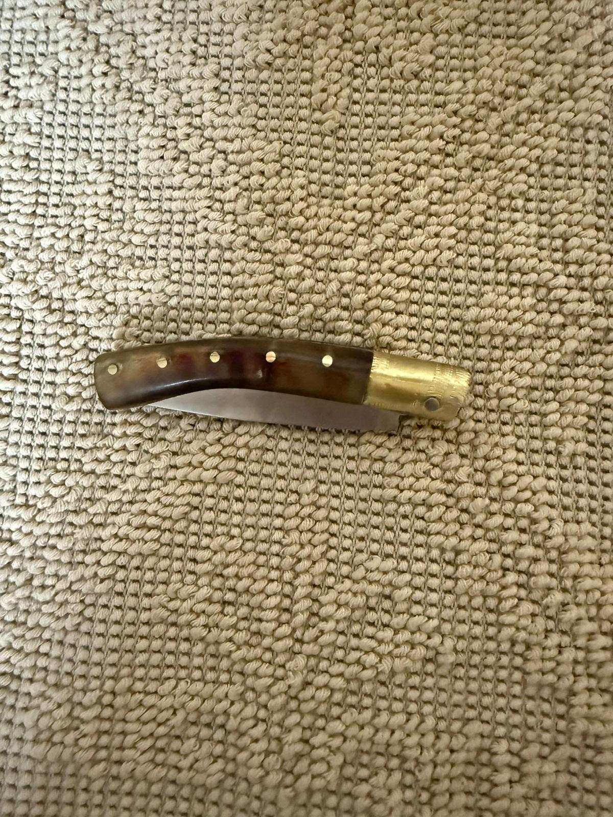 Coltello pattadese con anima , lama 9 CM ,impugnatura in corno di muflone striato.