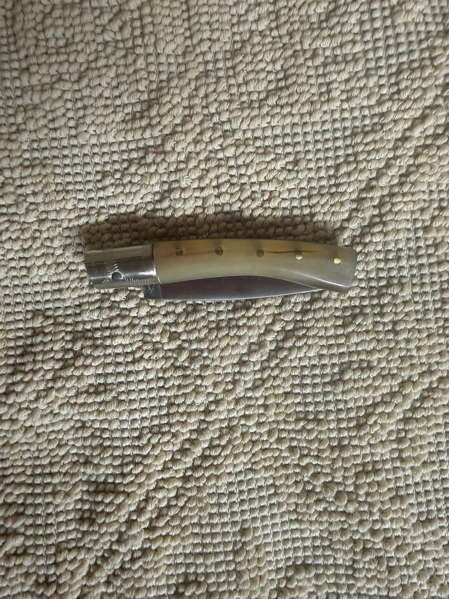 Coltello pattadese con anima , lama 8,5 CM ,impugnatura in corno di muflone striato.